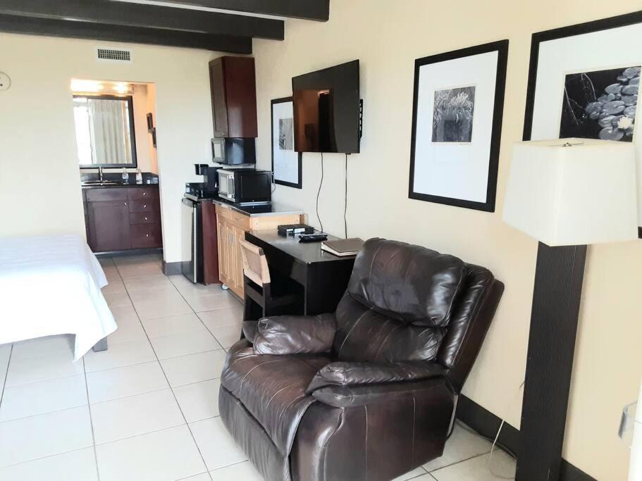 Beautiful One Bedroom Resort-Style Studio With Pool And Beach Access Ruskin Exteriér fotografie